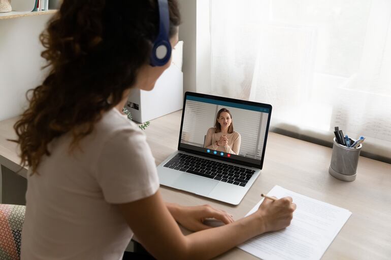 Dos mujeres participan de una videollamada.