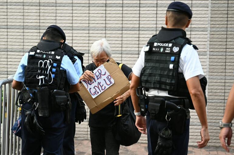 Policías registran a una activista prodemocrática fuera de la sede de la corte de Hong Kong, este miércoles.