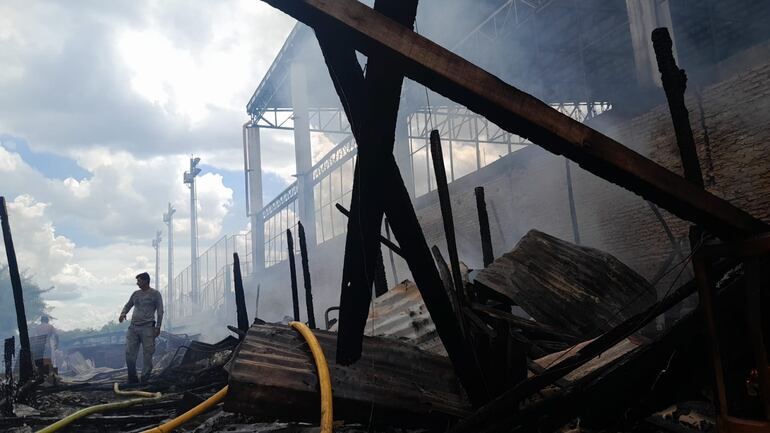 Incendio al costado del Club Deportivo de Puerto Sajonia.