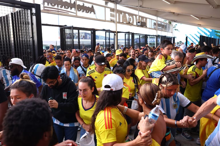 El ingreso al Hard Rock Stadium para la final de la Copa América 2024 fue desbordado por hinchas colombianos y argentinos, obligando al retraso del inicio del partido entre Argentina y Colombia. 