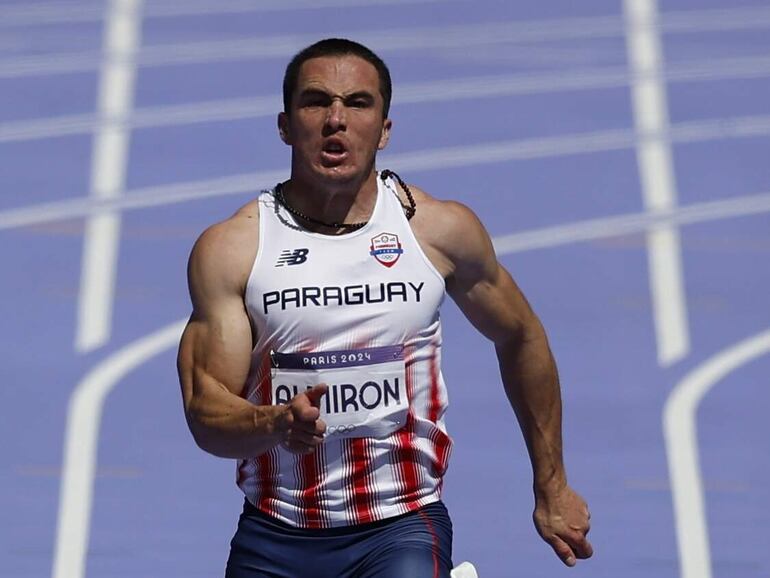 El paraguayo César Almirón disputa el repechaje de los 200 metros llanos en los Juegos Olímpicos París 2024 en el Estadio de Francia, en París.