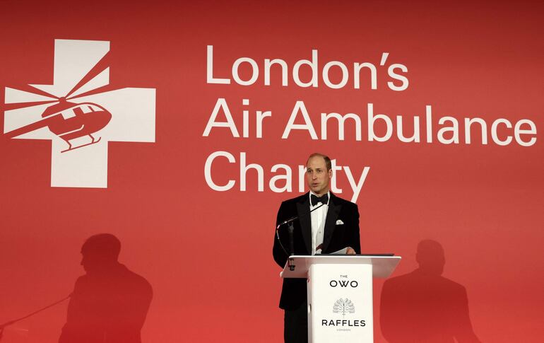 El príncipe William se dirige a los presentes en el London's Air Ambulance Charity Gala Dinner. (Daniel LEAL / POOL / AFP)