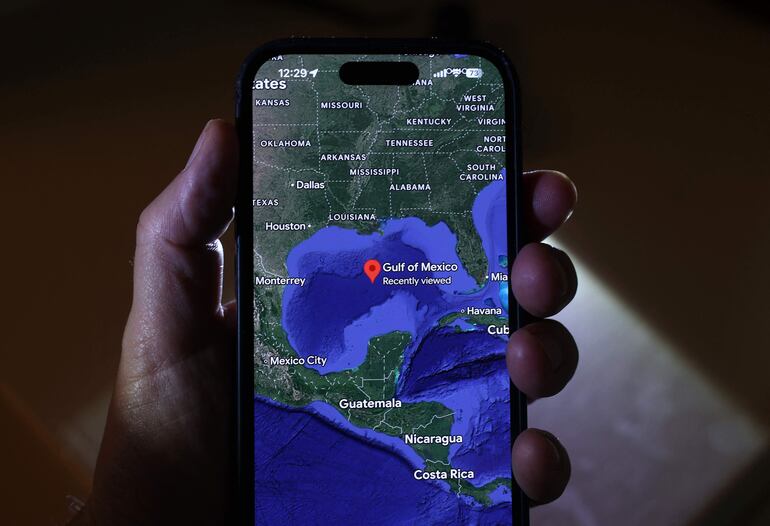 En esta ilustración fotográfica, el Golfo de México se muestra en la aplicación Google Maps.