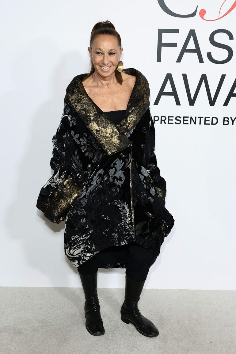 La diseñadora de moda Donna Karan llegando a los premios CFDA 2024 en el American Museum of Natural History. (Dimitrios Kambouris/Getty Images/AFP) 
