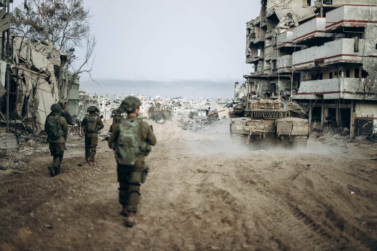 Soldados israelíes durante uno de los ataques en la franja de Gaza el pasado lunes.