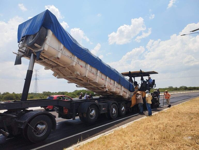 La constructora Heisecke concluyó la pavimentación asfáltica de la vía en el sector que le corresponde y ya retiró sus máquinas del lugar.