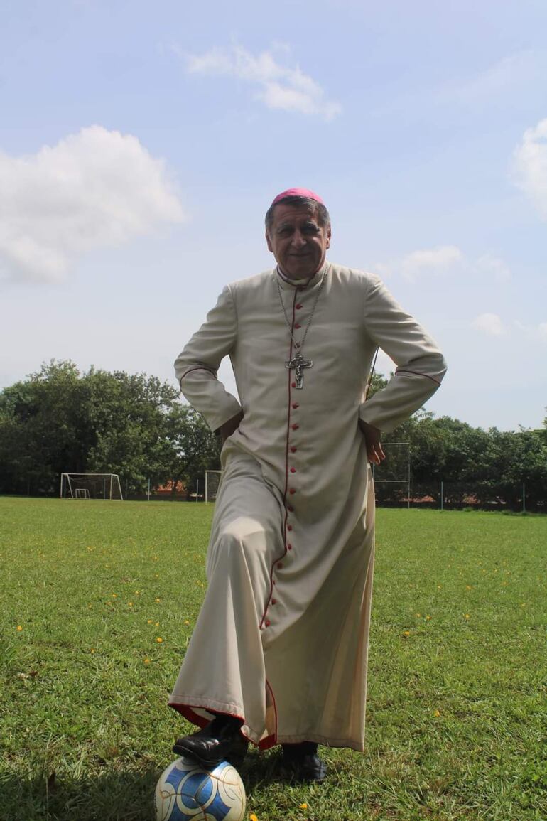 El obispo recordó su amor por el fútbol.