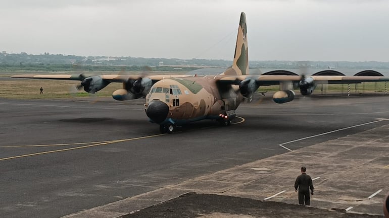 Momento delArribo del avión C-130 "Hércules" uruguayo en Asunción.