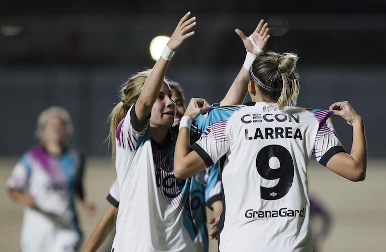 La paraguaya Liza Larrea (d), jugadora de Libertad, celebra un gol en el partido frente a ADIFFEM por la primera fecha del Grupo A de la Copa Libertadores Femenina 2024 en el estadio Arsenio Erico, en Asunción, Paraguay.