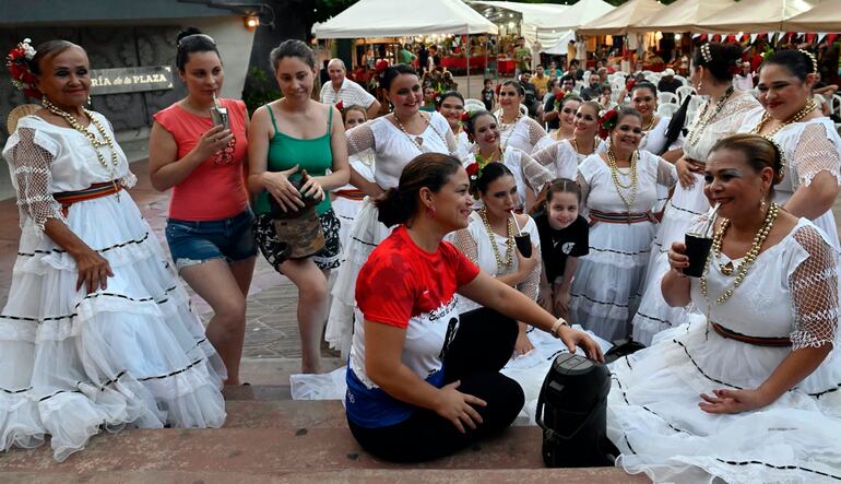 El Día Nacional del Tereré, en homenaje a la refrescante y tradicional infusión de yerba mate y agua helada condimentada con yuyos y raíces, fue celebrada ayer con varias actividades artísticas.