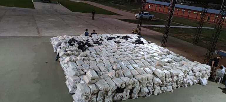 Las 1.078 bolsas de marihuana luego de su pesaje en la base del CODI, en Arroyito.