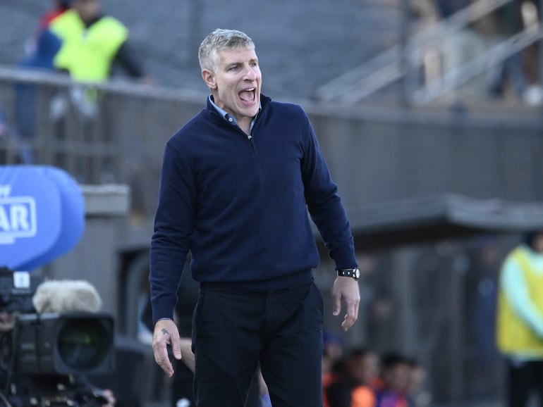 El argentino Martín Palermo, entrenador de Olimpia, en el partido frente a Sportivo Ameliano por la séptima fecha del torneo Clausura 2024 del fútbol paraguayo en el estadio Arsenio Erico, en Asunción.