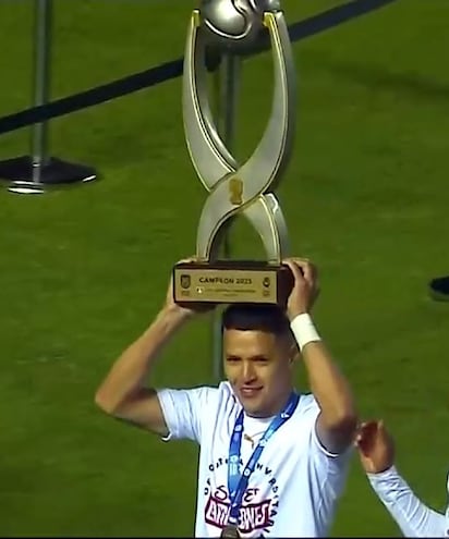 Alex Arce celebra con el trofeo de la Supercopa de Ecuador.