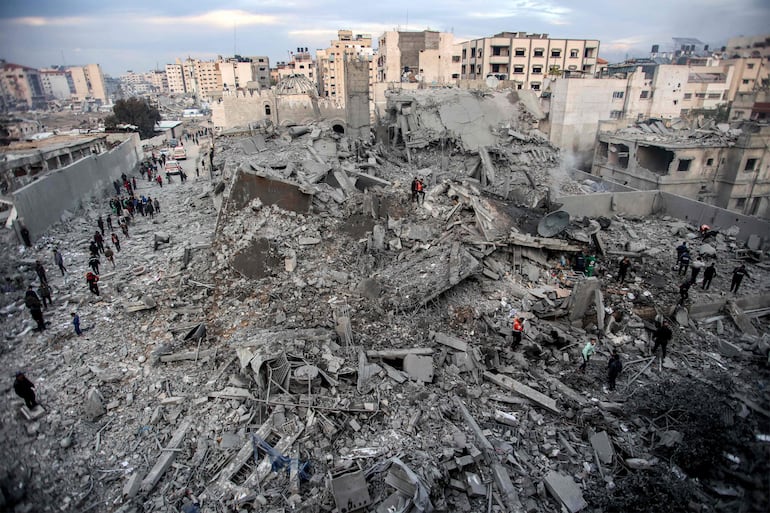 Los escombros de un edificio residencial destruido por un bombardeo israelí el pasado sábado en Al-Rimal, en el centro de la Franja de Gaza.