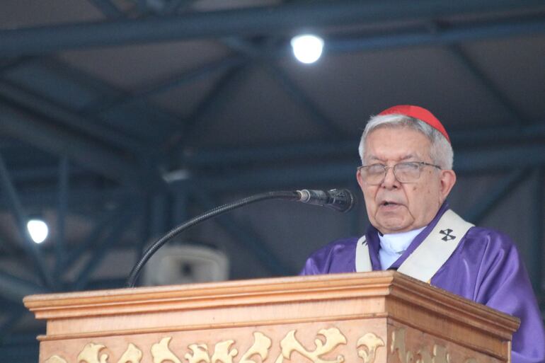 Cardenal Adalberto Martínez presidió la misa en Caacupé.