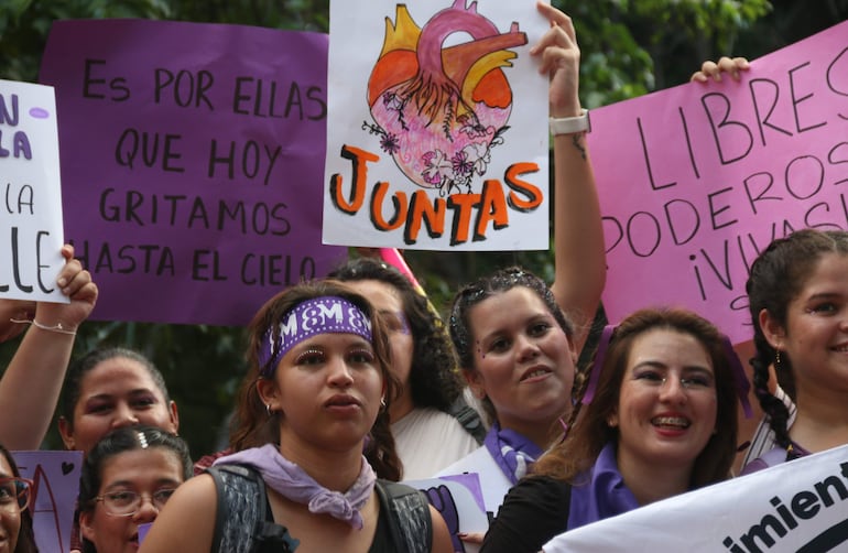 Mujeres marchan durante el Día Internacional de la Mujer en Paraguay.