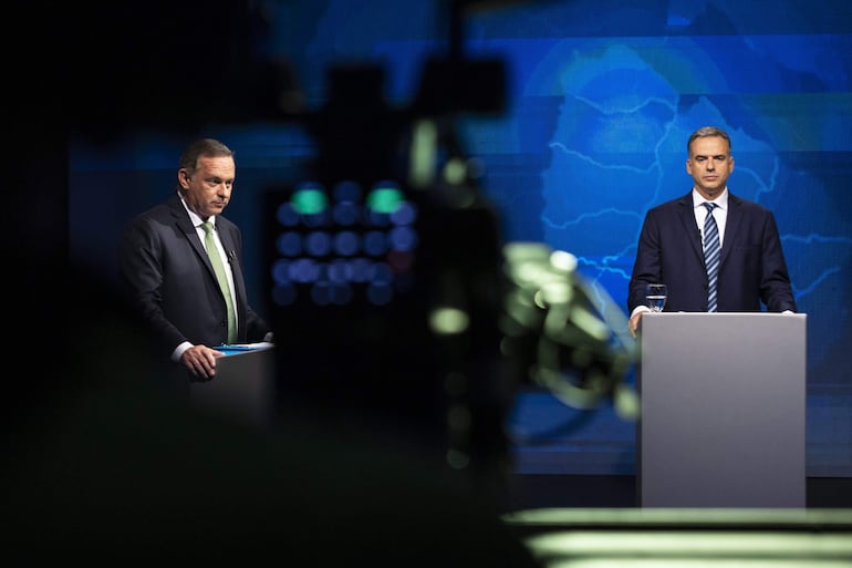 Fotografía cedida por la Asociación de la Prensa Uruguaya de los candidatos a la presidencia de Uruguay por el oficialista Partido Nacional, Álvaro Delgado (i), y el opositor Frente Amplio, Yamandú Orsi, hablando durante un debate presidencial este d.