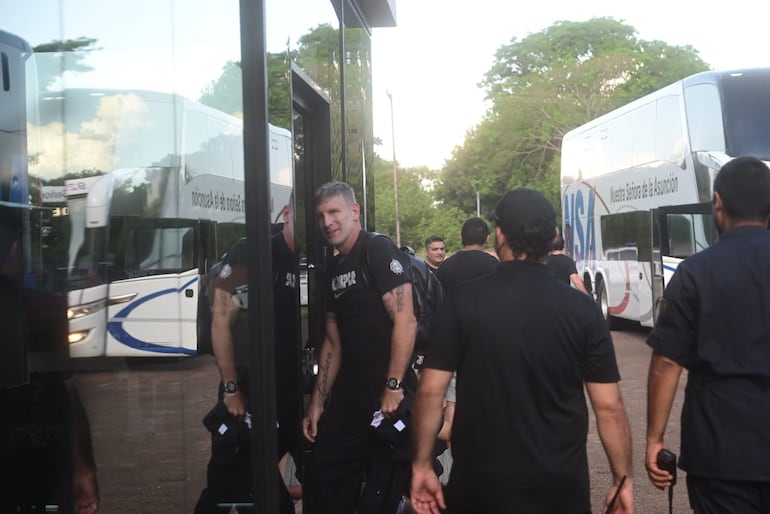 La llegada de Olimpia a la ciudad de Juan León Mallorquín para enfrentar el sábado a General Caballero por la séptima fecha del torneo Apertura 2025 del fútbol paraguayo en el estadio Ka'arendy, en Juan León Mallorquín, Paraguay.