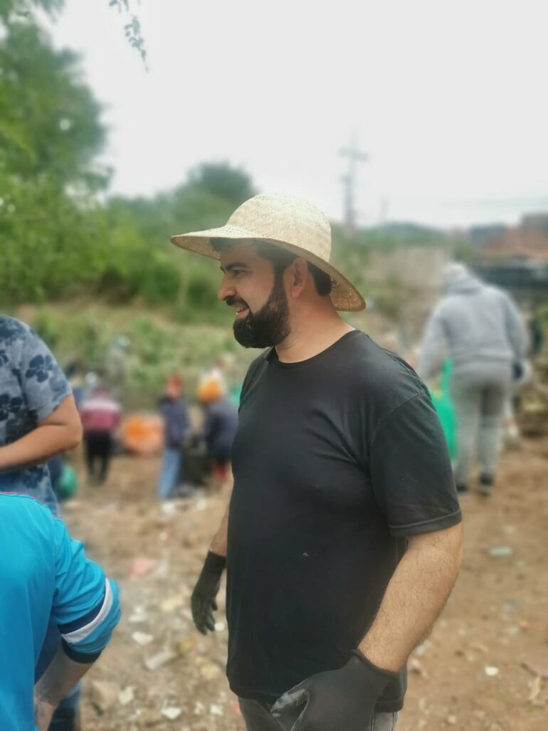 Elias Portillo junto a influencers creadores de contenido y vecinos del Bañado Sur limpiaron el arroyo Mburiká de Asunción ante notificación del MADES.