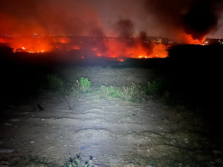 Incendio en un vertedero clandestino cercano a cateura.