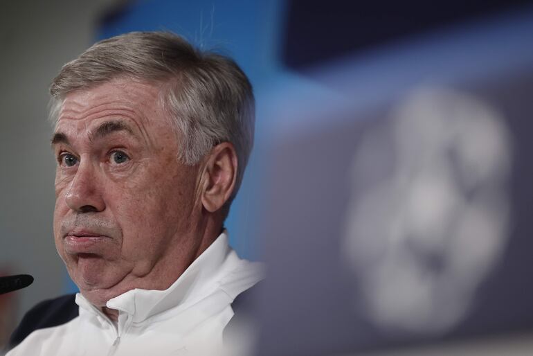 El italiano Carlo Ancelotti, entrenador del Real Madrid, en la conferencia previa al partido contra Bayern Múnich por la semifinales de la Liga de Campeones en el estadio Santiago Bernabéu, en Madrid, España.