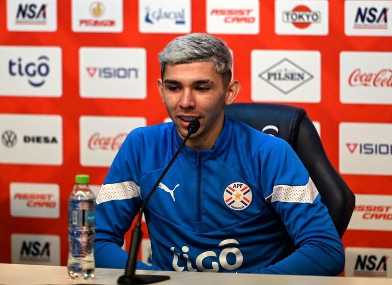 Julio Enciso, jugador de la Albirroja, en conferencia de prense este viernes.