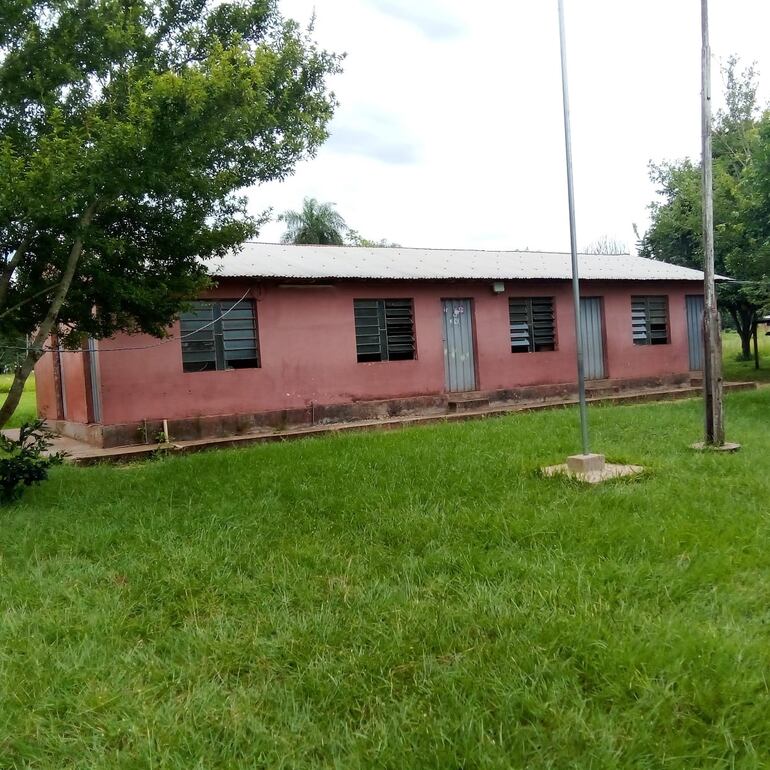 Escuela indígena Aché en mal estado en el distrito de San Joaquín,  Caaguazú.