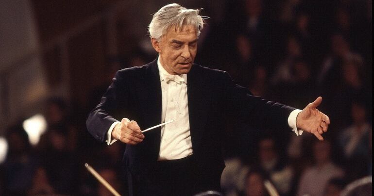 Herbert von Karajan (1908-1989) fue llamado el “director musical en jefe de Europa” , mientras avanzaba desde su ciudad natal de Salzburgo en una carrera estelar hasta ocupar los puestos más críticos de la música clásica: después de cocrear y formar la Orquesta Filarmónica en Londres, en 1955 fue nombrado director titular vitalicio de la Filarmónica de Berlín. En ese momento ya era director habitual de la Filarmónica de Viena, llevándola a una gira mundial sin precedentes a finales de los años 50, luego se convirtió en director de la Ópera Estatal de Viena y director artístico del Festival de Salzburgo al mismo tiempo. No es de extrañar que Herbert von Karajan fuera el artista discográfico de música clásica con las mayores ventas de todos los tiempos.