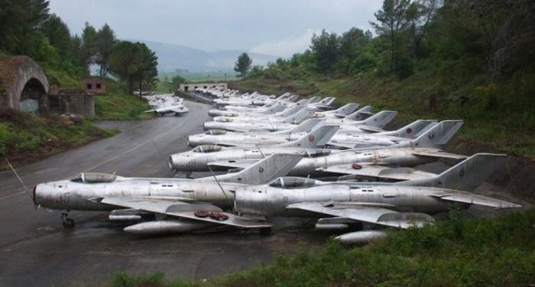 Abren en el sur de Albania la primera base aérea de la OTAN en el país