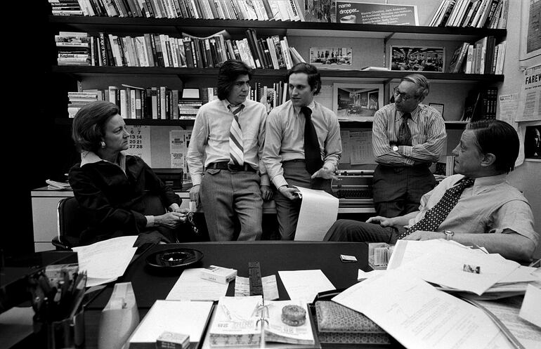 Katharine Graham, Carl Bernstein, Bob Woodward, Howard Simons y Ben Bradlee. Oficinas del Washington Post, 1975.