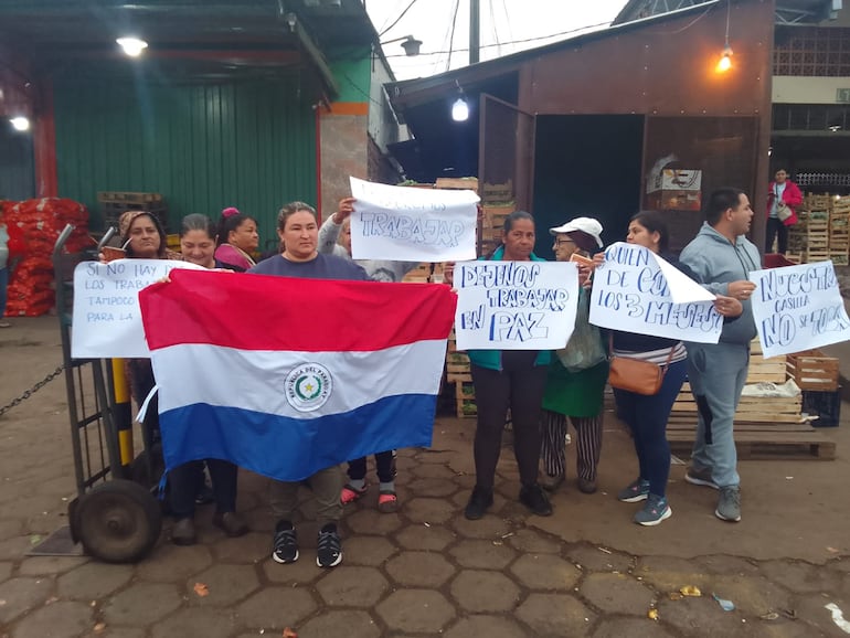 Trabajadores del Mercado de Abasto, protestando esta mañana debido a una notificación de desalojo por obras.