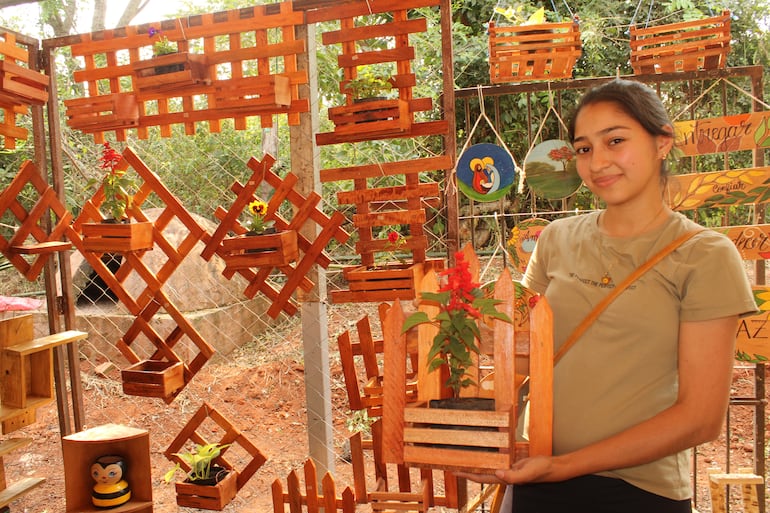 Maria Beatriz Godoy elabora planteras y todo tipo de adornos de madera.