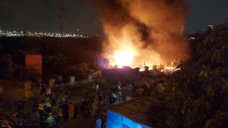 Incendio de gran magnitud en la Chacarita.