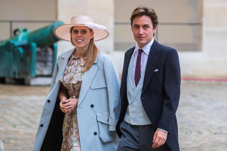 La princesa Beatriz de York y Edoardo Mapelli Mozzi, llegando a una boda en 2019. La pareja se casó esta mañana en Windsor.