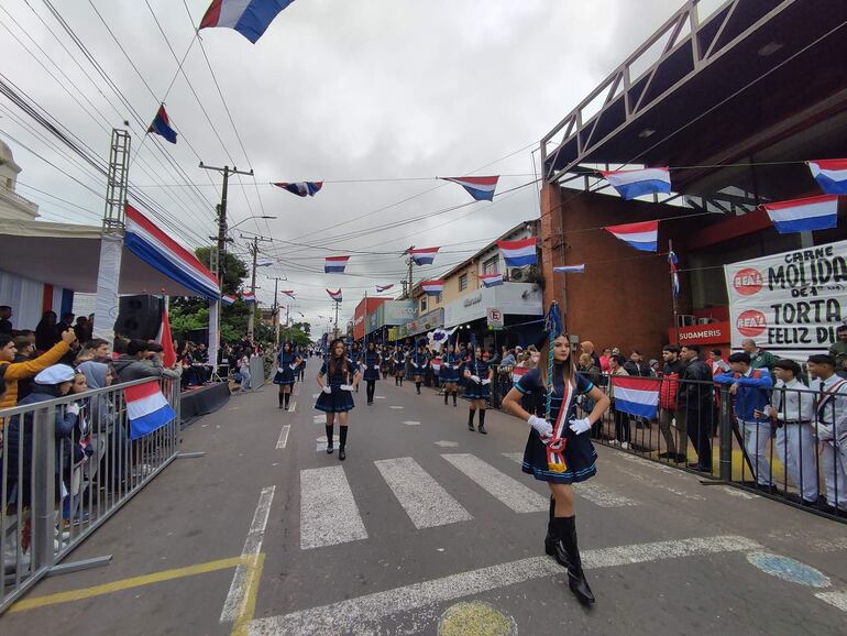 Las tradicionales chiroleras causaron sensación durante el desfile estudiantil en Ñemby.