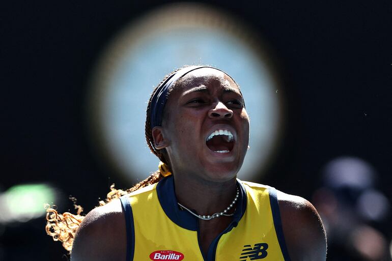 La estadounidense Coco Gauff celebra la victoria y clasificación a las semifinales del Abierto de Australia.