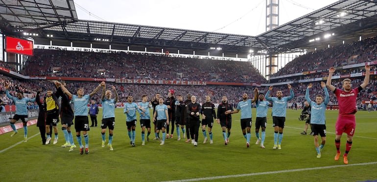 Cologne (Germany), 03/03/2024.- Leverkusen players celebrate after the German Bundesliga soccer match between 1. FC Cologne and Bayer 04 Leverkusen in Cologne, Germany, 03 March 2024. (Alemania, Colonia) EFE/EPA/RONALD WITTEK CONDITIONS - ATTENTION: The DFL regulations prohibit any use of photographs as image sequences and/or quasi-video.
