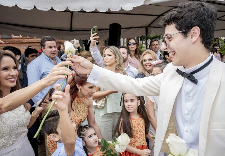 Repartiendo las tradicionales rosas.