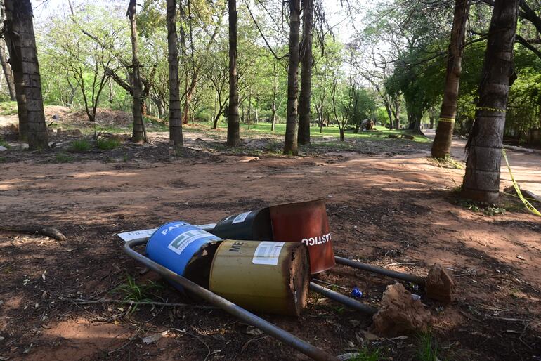 El estado de abandono en el Botánico y el Zoológico es cuestionado por concejales.