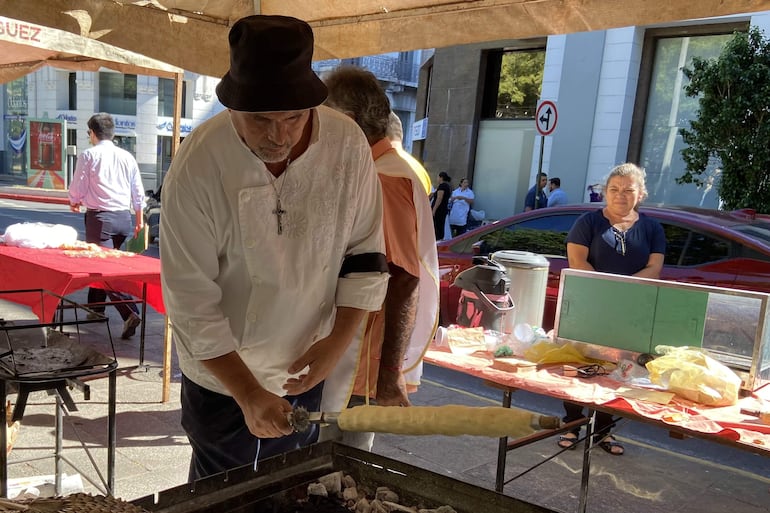 Una de las tradiciones de la Semana Santa es el chipa apo como el que se realizó en la calle Palma de Asunción.