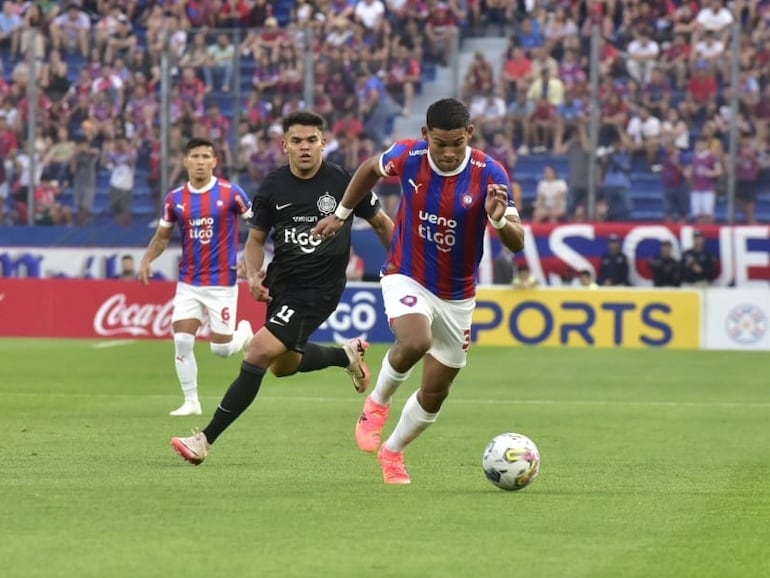 Diego León (d), futbolista de Cerro Porteño, traslada el balón en el partido frente a Olimpia en el superclásico del fútbol paraguayo en el estadio La Nueva Olla, en Asunción, Paraguay.