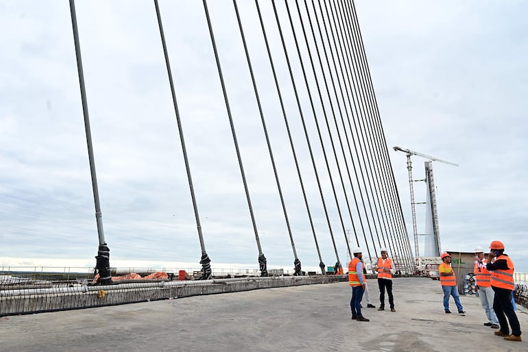 El puente a Chaco’i tiene un atirantado central, en vez de uno doble.