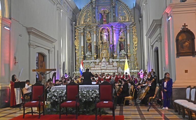 El coro de la Schola Cantorum del Arzobispado de la ciudad de Asunción interpretó el repertorio religioso durante el Te Deum.