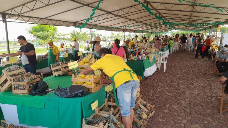 Desde temprano, productores ofertan variadas opciones en la Feria de la Agricultura Familiar, en la Costanera de Asunción.