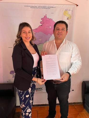 El director de la Duodécima Región Sanitaria, Arnaldo Espínola, entrega el contrato de prestación de servicios a la doctora Norma Valenzuela Marecos quien brindará atención médica oftalmológica en el Hospital Regional de Pilar.