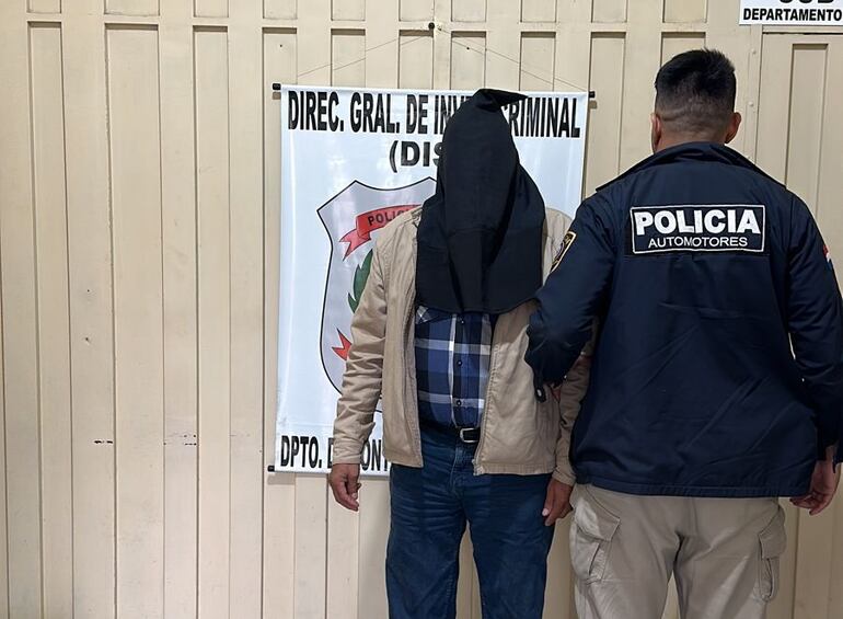 Uno de los detenidos por el departamento de Control de Automotores de la Policía Nacional.