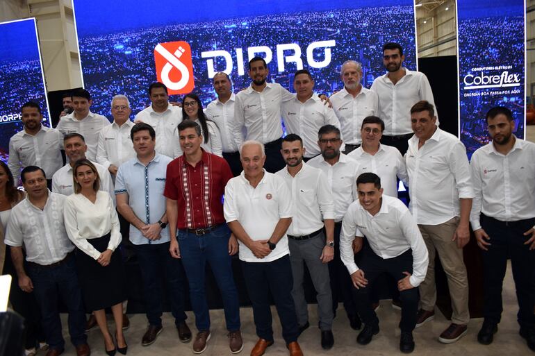 Parte del equipo profesional de DIPRO posa con el presidente de la República, Santiago Peña.