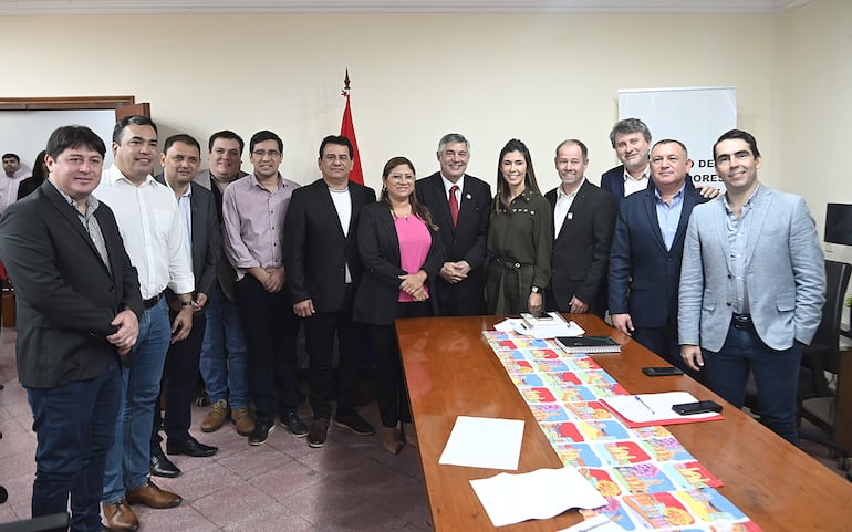 Gobernadores se reunieron con el ministro de Educación, Luis Ramírez, para debatir sobre alimentación escolar.