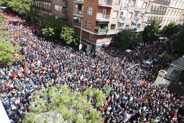 Simpatizantes del PSOE se concentran en los alrededores de la sede socialista de Ferraz para mostrar su apoyo al presidente del Gobierno, Pedro Sánchez, en el marco de la celebración de un Comité Federal del partido, este sábado en Madrid.