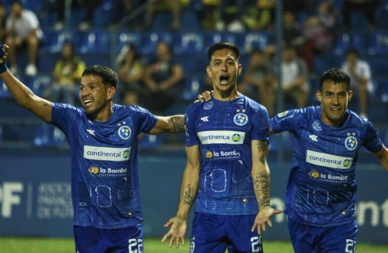 Los futbolistas de Sol de América festejan un gol contra Deportivo Recoleta por la jornada 19 de la División Intermedia.